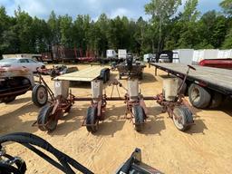 1092 - 4 ROW INTERNATIONAL 290 PLANTERS