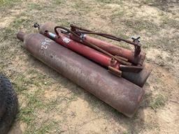 3162 - 2 QXYGEN TANKS AND 2 - HYDRAULIC CYLINDERS