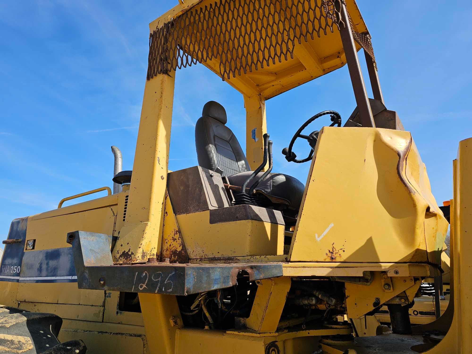 379 - ABSOLUTE - KOMATSA WA250-1 WHEEL LOADER