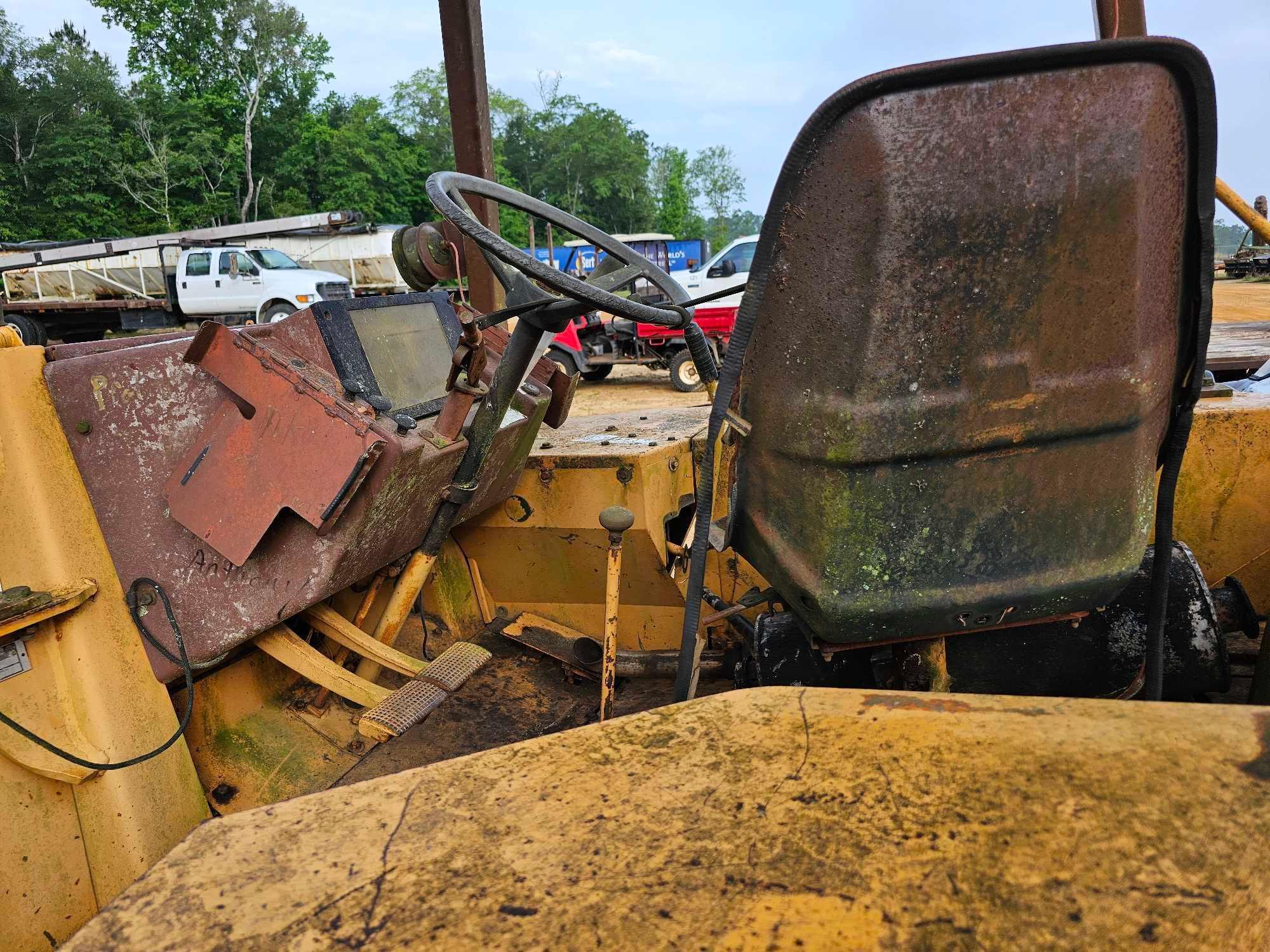 1037 - CASE 480E 2WD BACKHOE LOADER