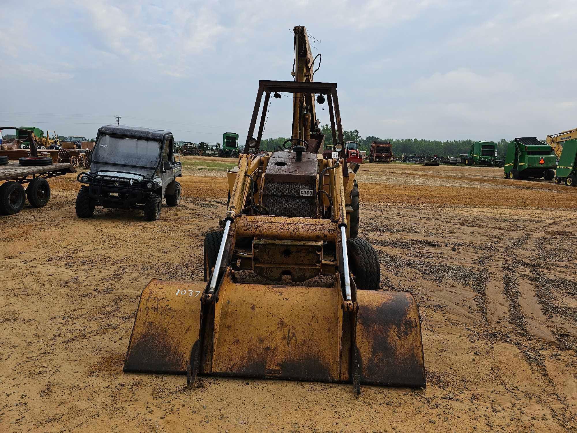 1037 - CASE 480E 2WD BACKHOE LOADER