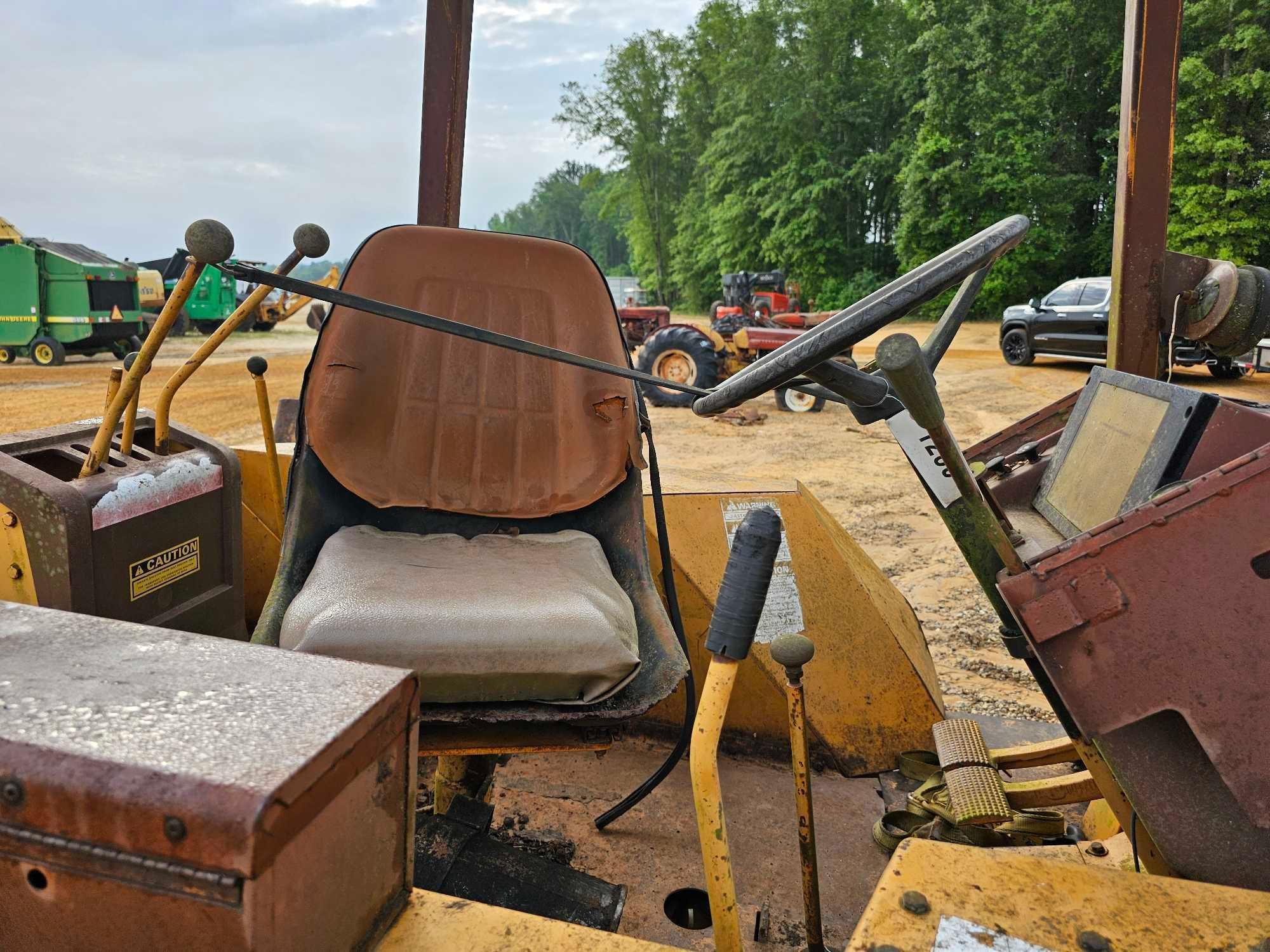 1037 - CASE 480E 2WD BACKHOE LOADER