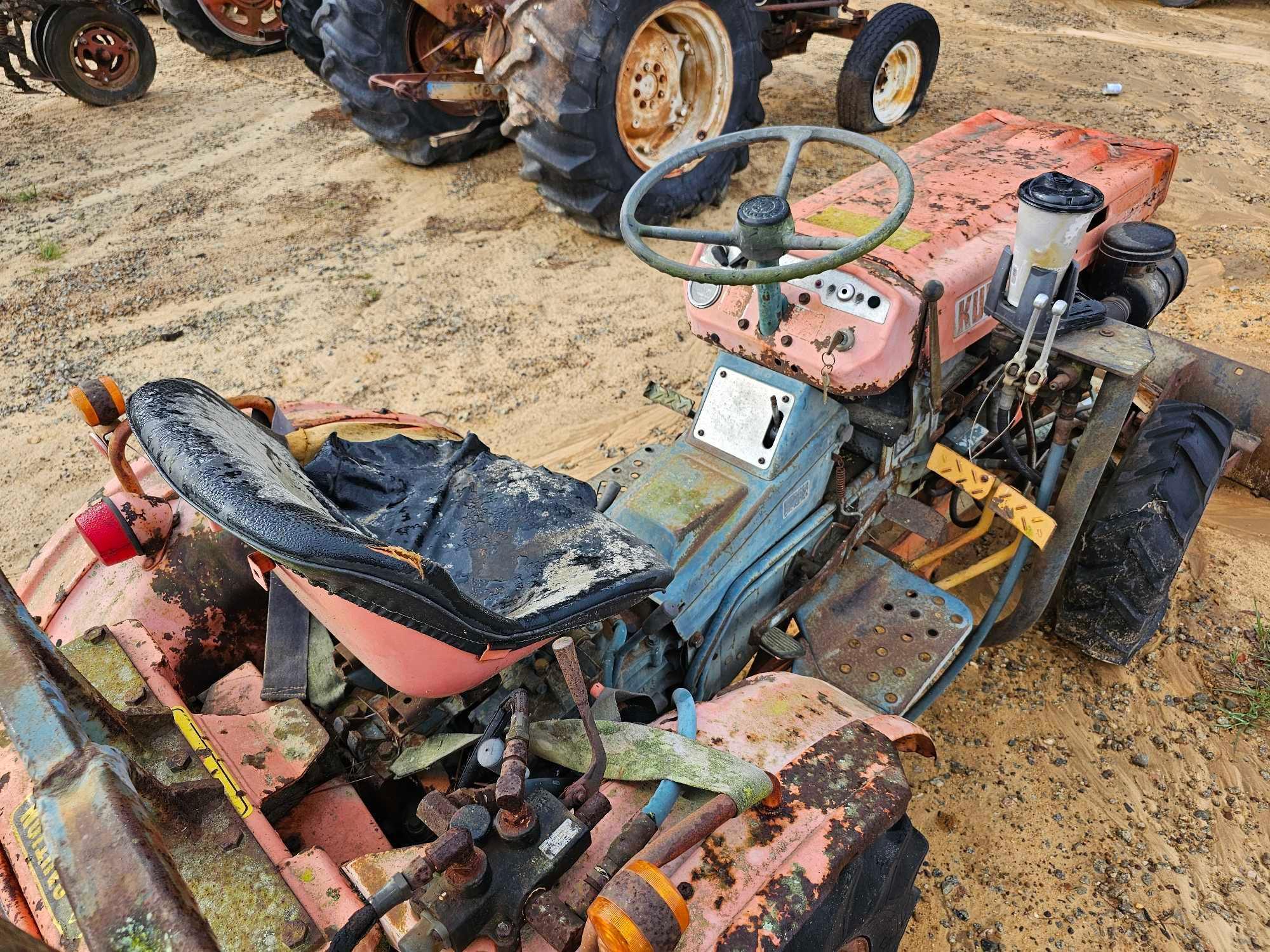 1048 - KUBOTA 4WD TRACTOR