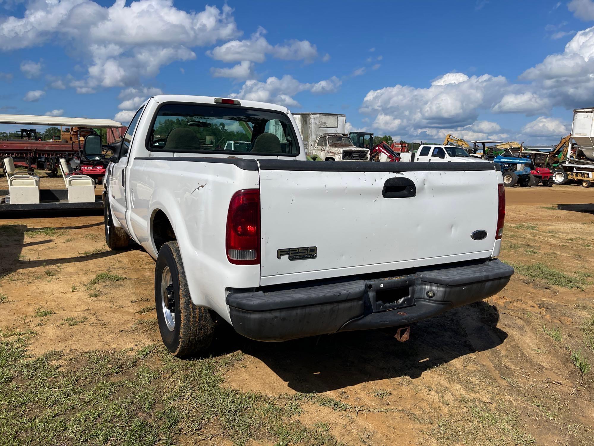 1127 - 2004 FORD F250 REG CAB