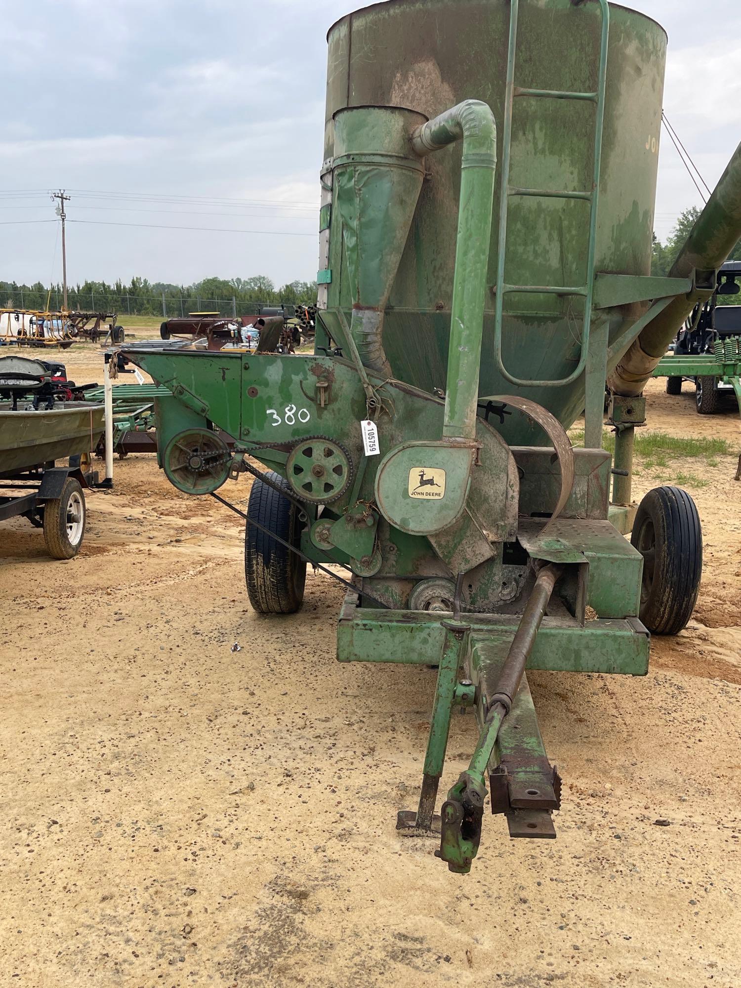 380 - JOHN DEERE 400 FEED MILL