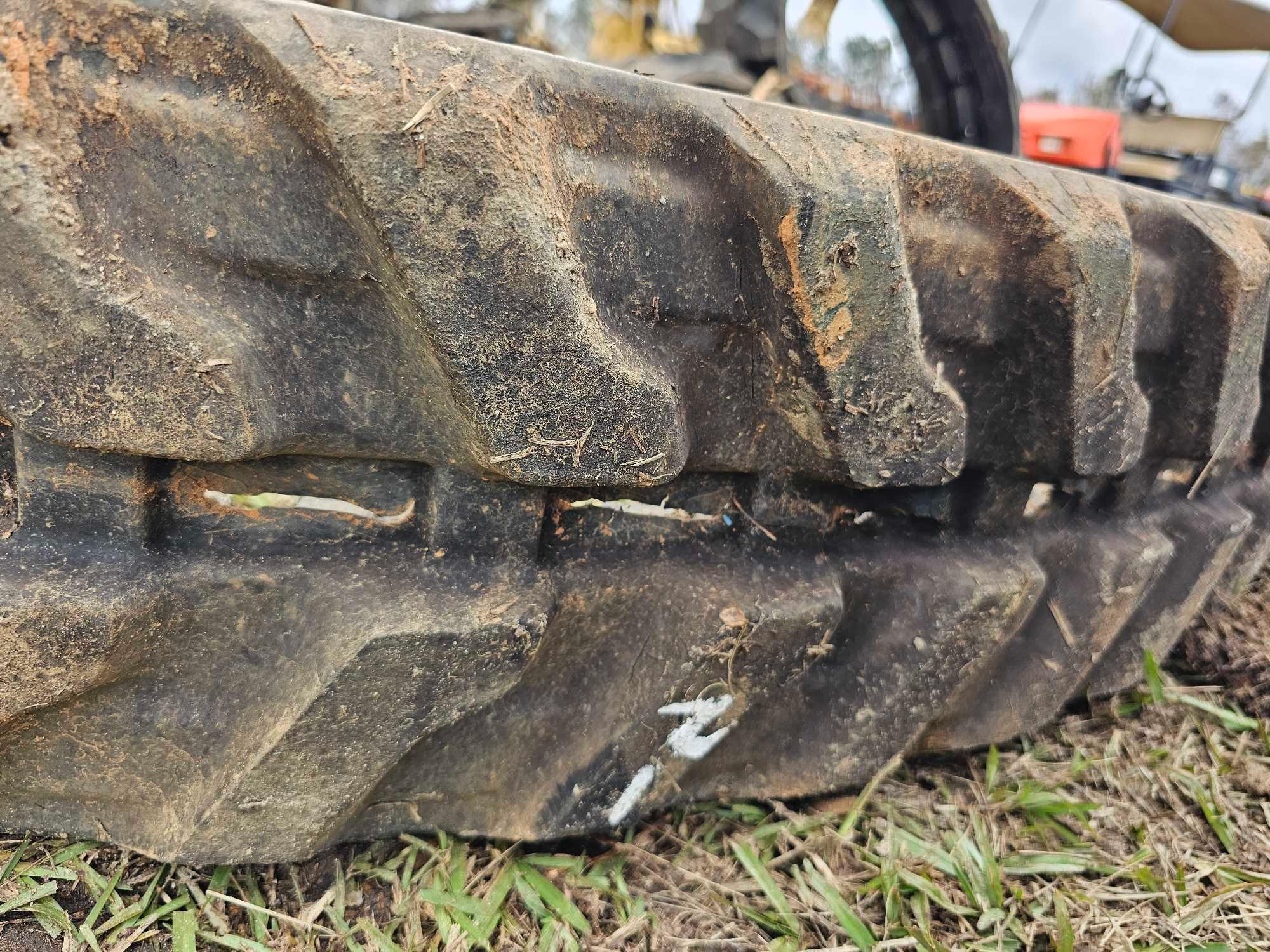 585 - 1 - RUBBER TRACK