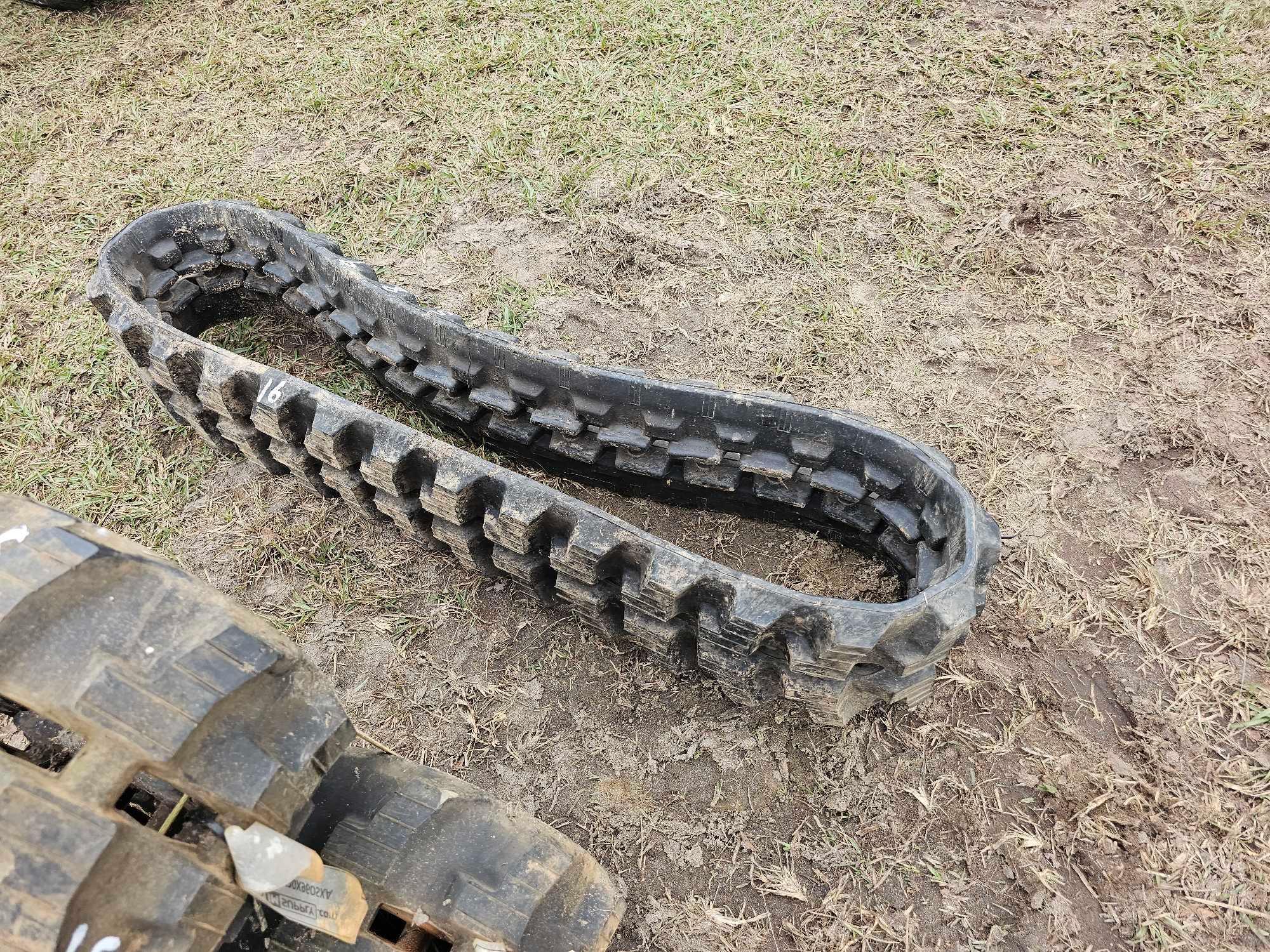 589 - 1 - RUBBER TRACK