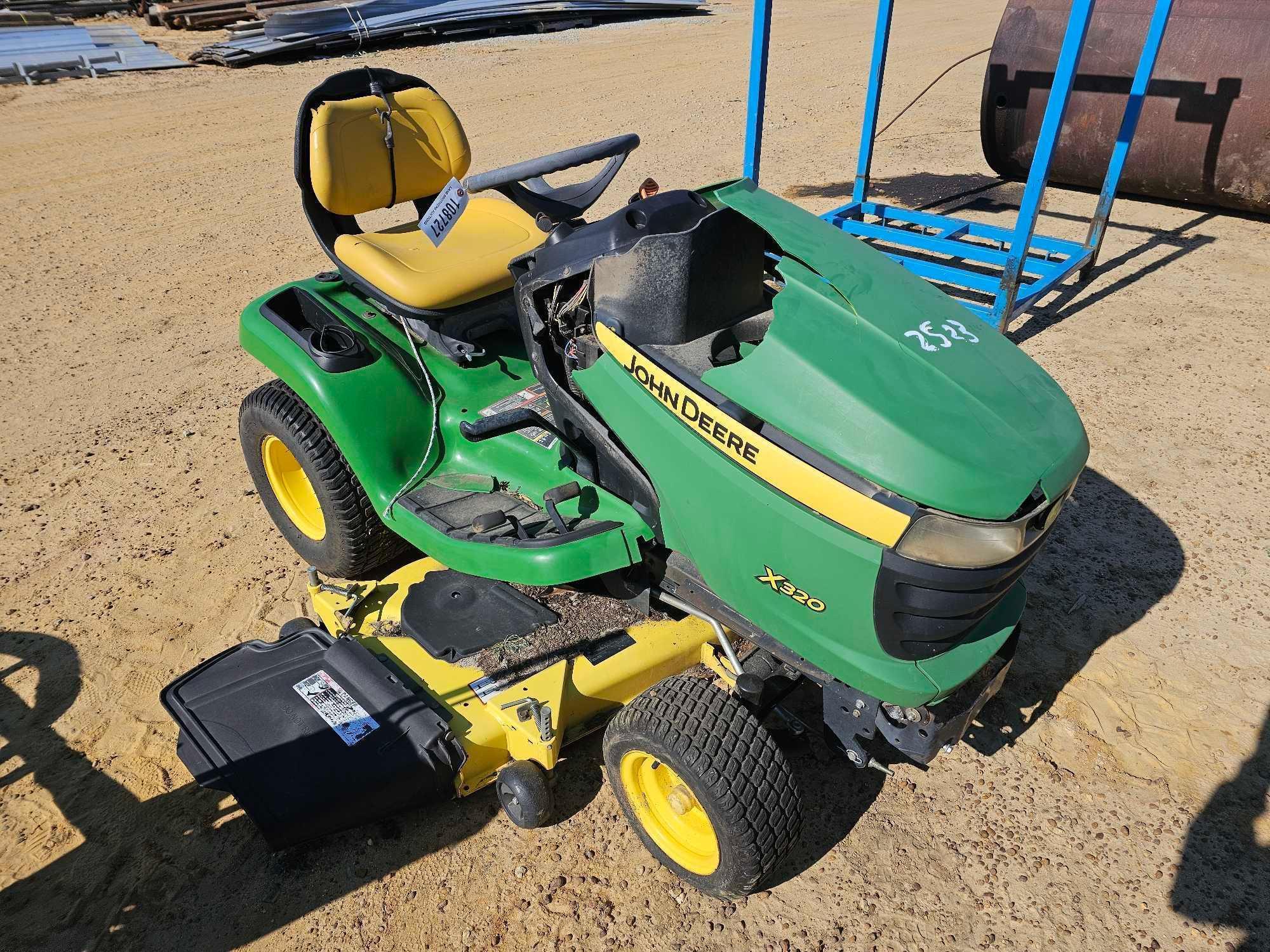 2523 - JOHN DEERE X320 LAWN TRACTOR