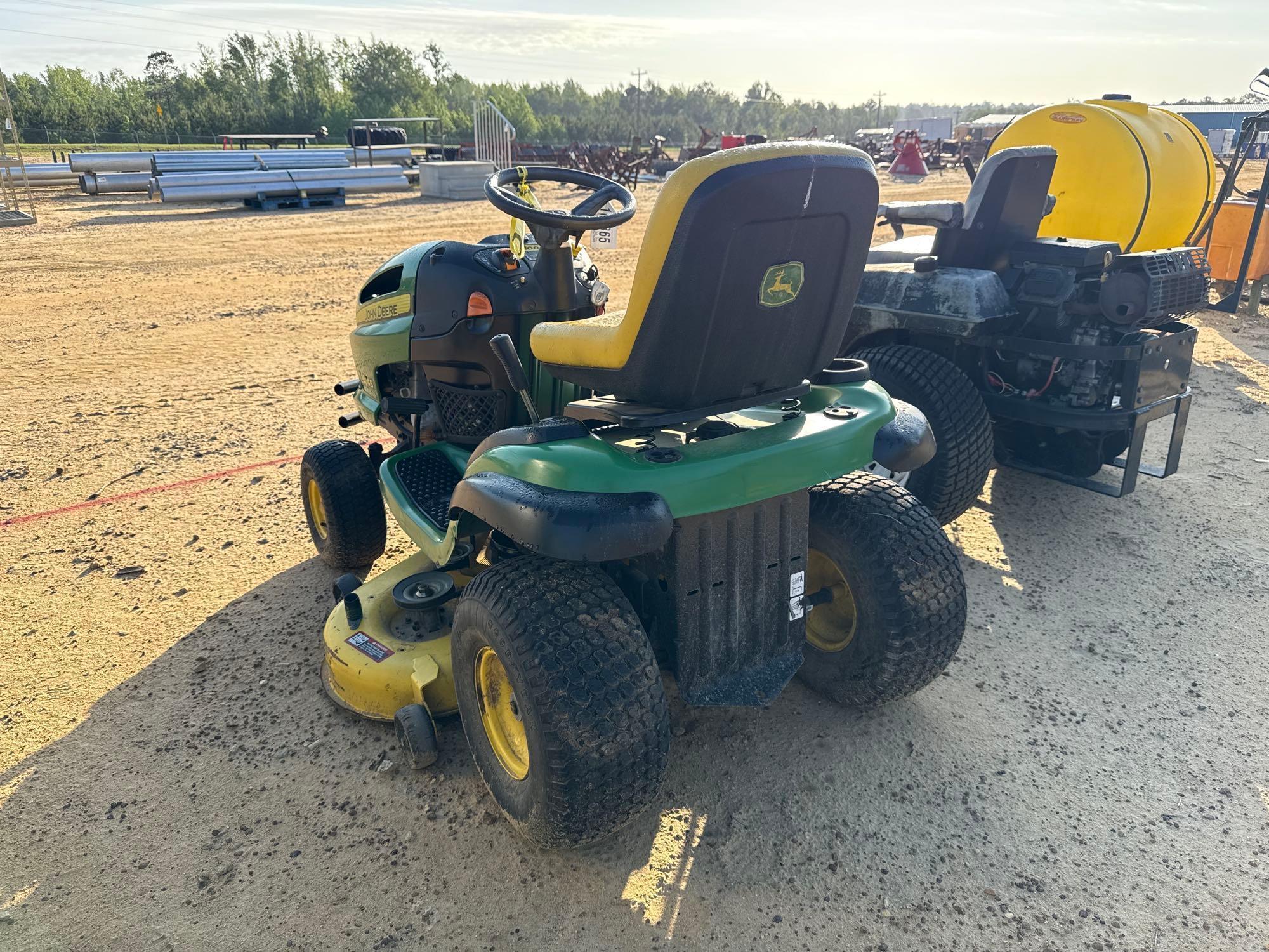185 - JOHN DEERE LA K15 RIDING MOWER