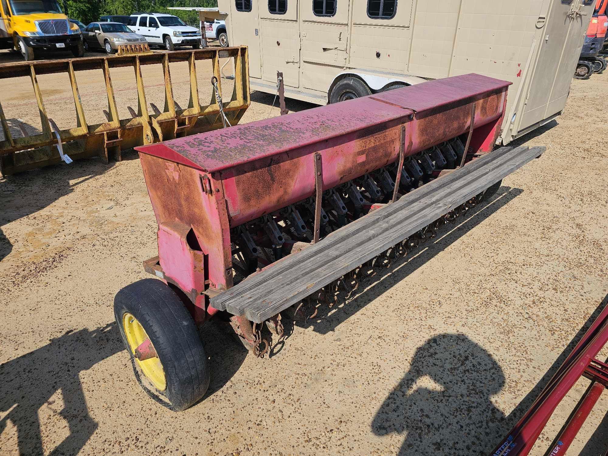 327 - 10' MASSEY FERGUSON GRAIN DRILL