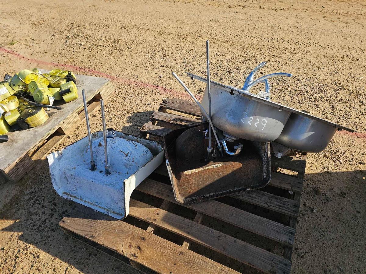 2229 - GAS HEATER, 3 SINKS