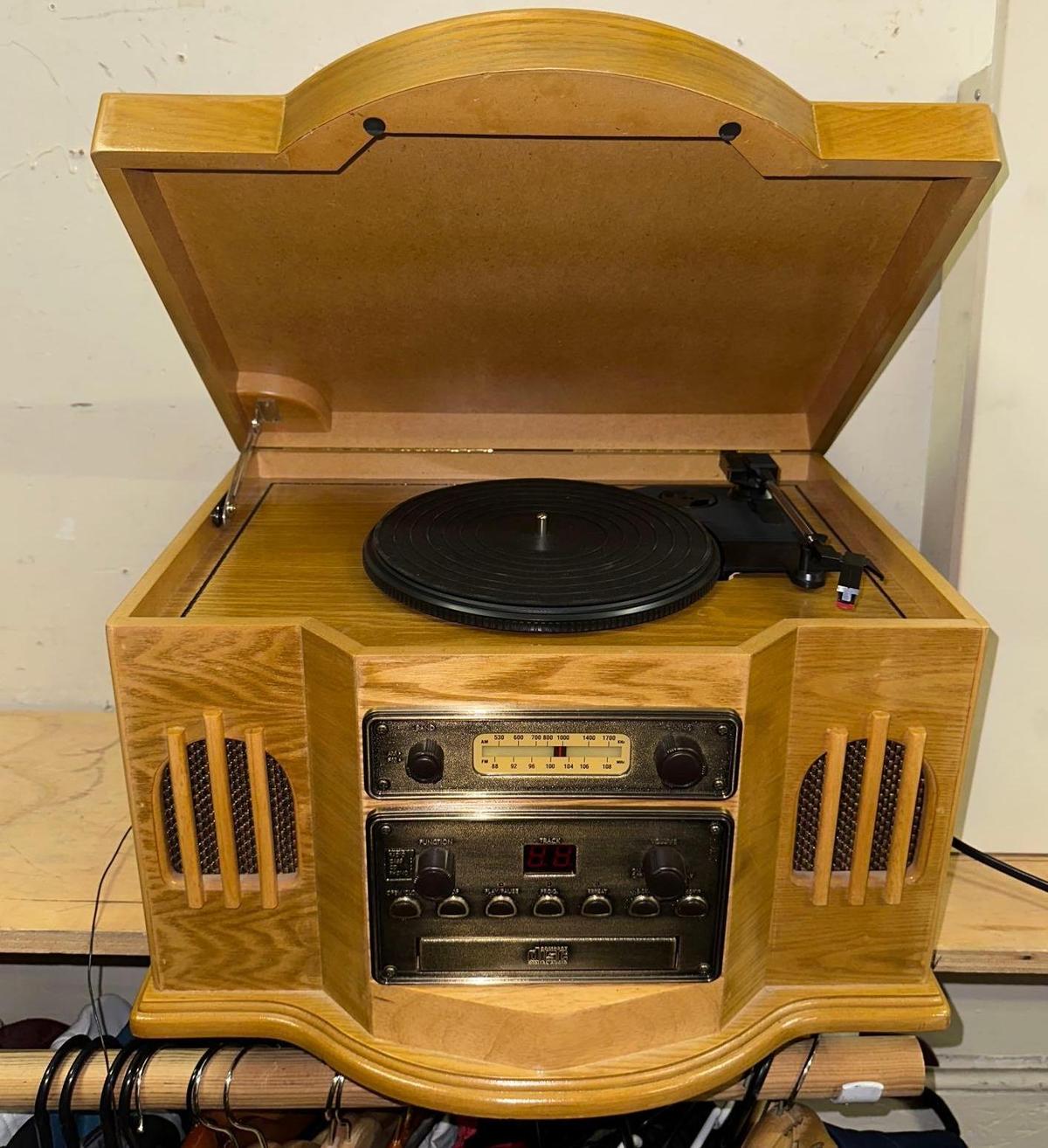 Spirit of St Louis 3 speed Turntable, CD, Am/FM Radio Tape Player- works