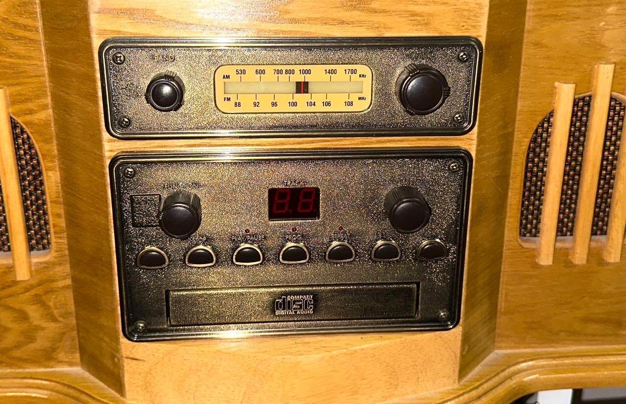 Spirit of St Louis 3 speed Turntable, CD, Am/FM Radio Tape Player- works