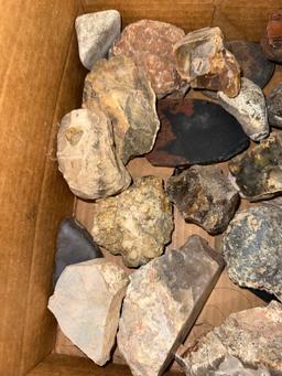 Box of Agate and Other Collectible Stones more than 20 Pieces