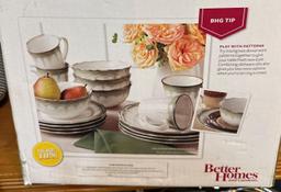 New 16pc Better Homes and Garden Dinnerware set