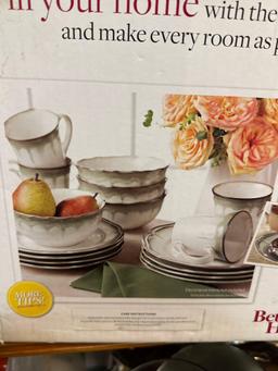 New 16pc Better Homes and Garden Dinnerware set