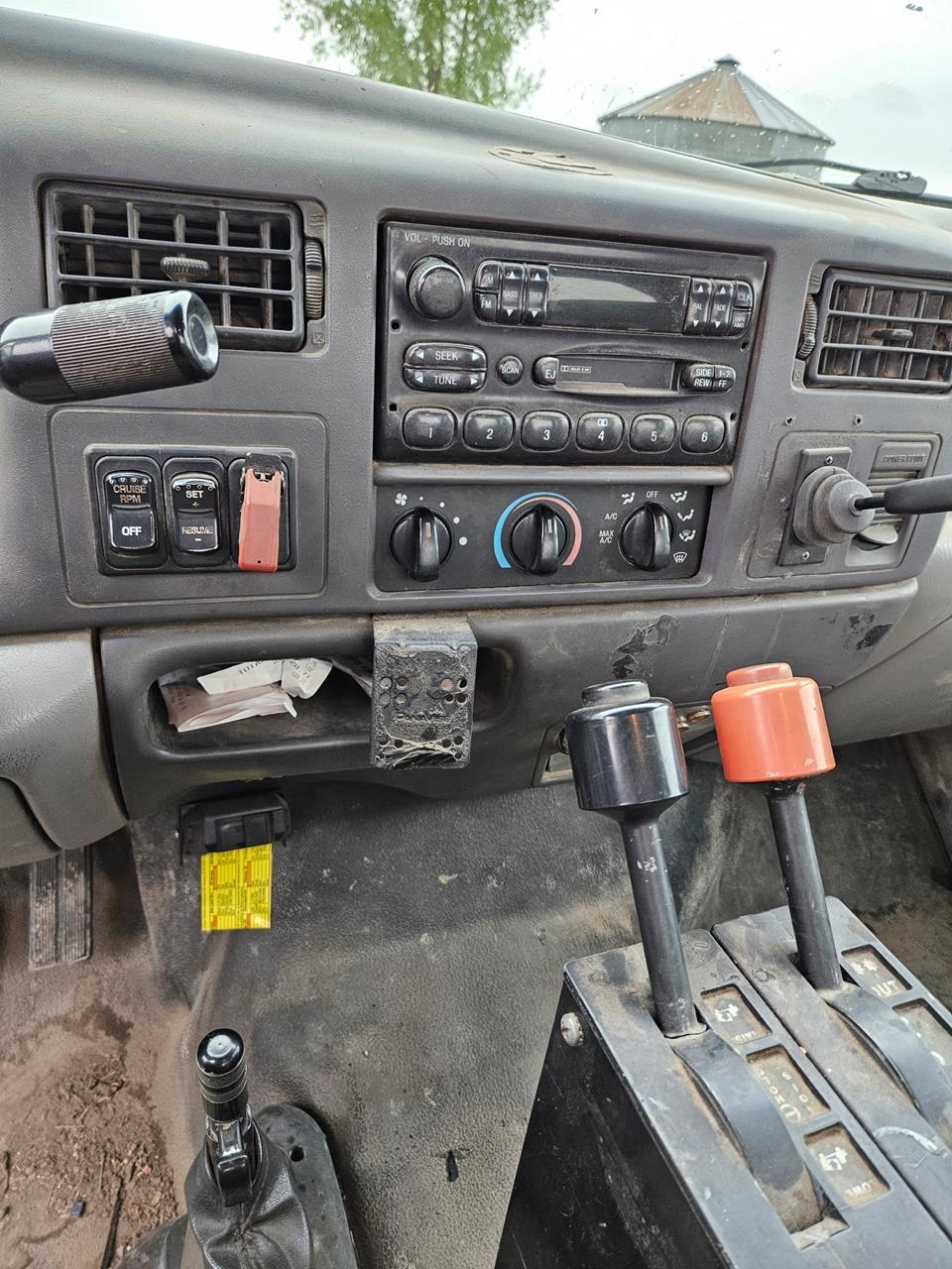 2001 FORD F650 SD 173