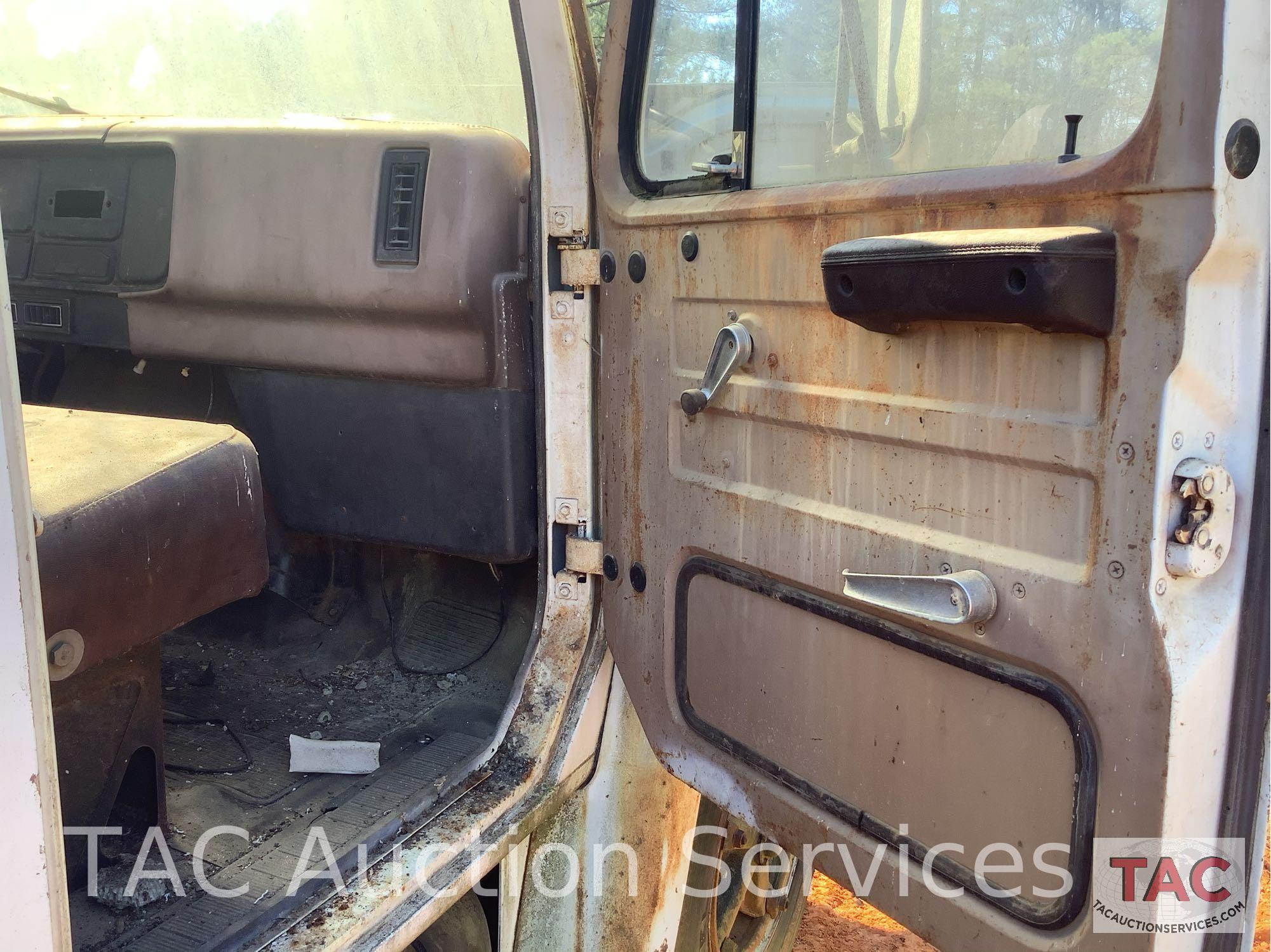 1981 International S1700 Cab & Chassis