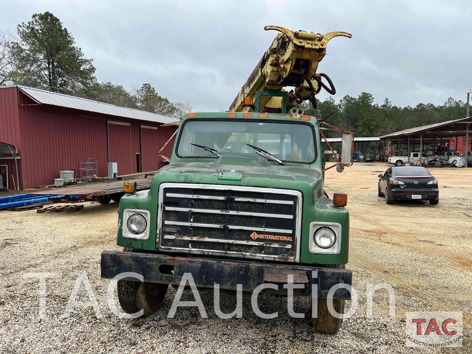 1987 International 1954 Digger Derrick