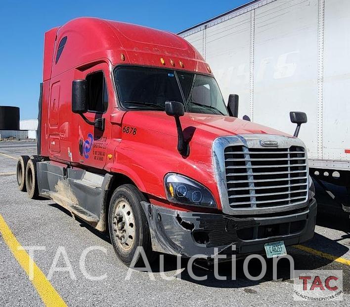 2015 Freightliner Cascadia Sleeper Truck