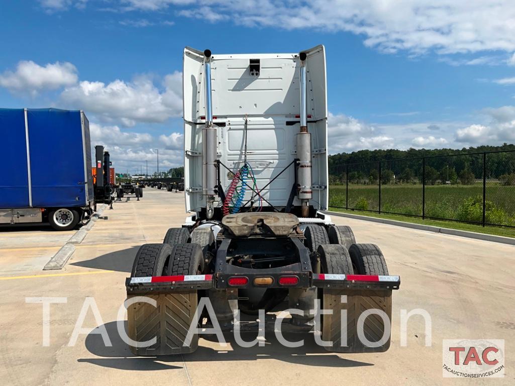 2005 Volvo VNL Sleeper Truck