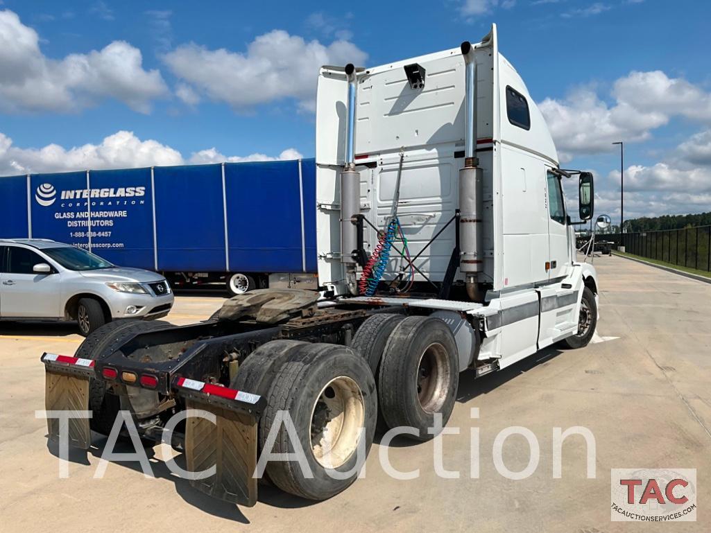 2005 Volvo VNL Sleeper Truck