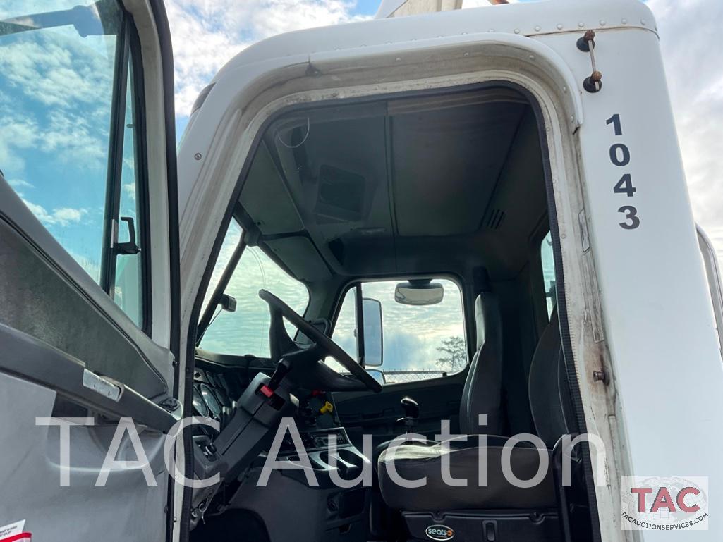 2006 Freightliner Columbia 120 Day Cab