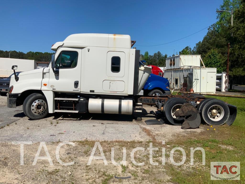 2011 Freightliner Cascadia 125 Sleeper Truck