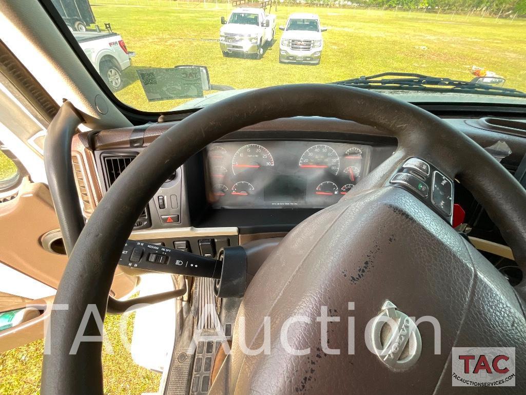 2013 Volvo VNL Single Bunk Sleeper Truck