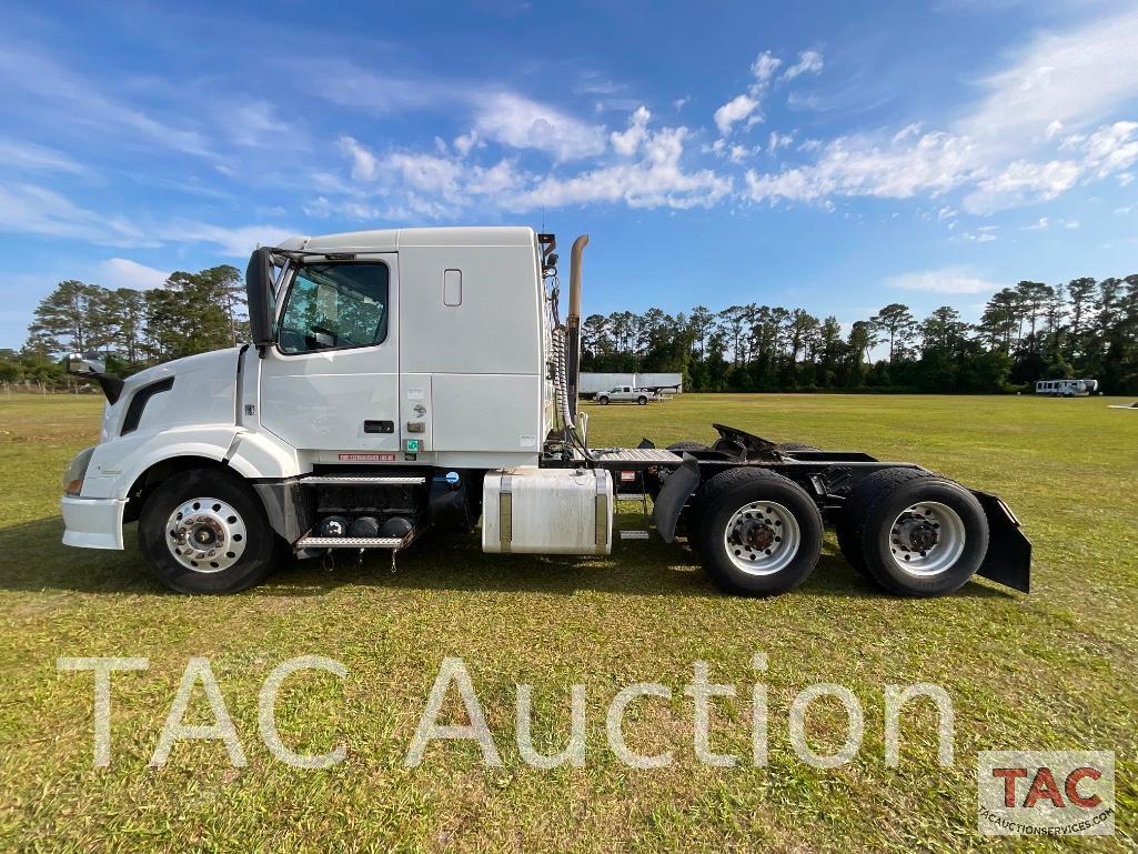 2013 Volvo VNL Single Bunk Sleeper Truck