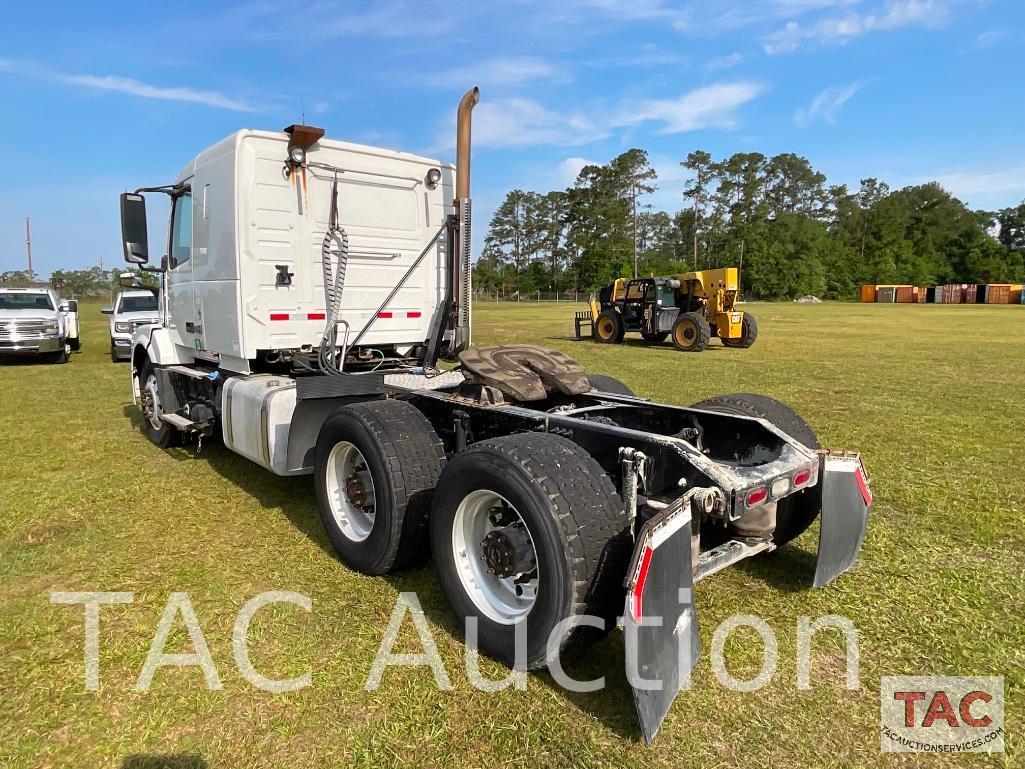 2013 Volvo VNL Single Bunk Sleeper Truck