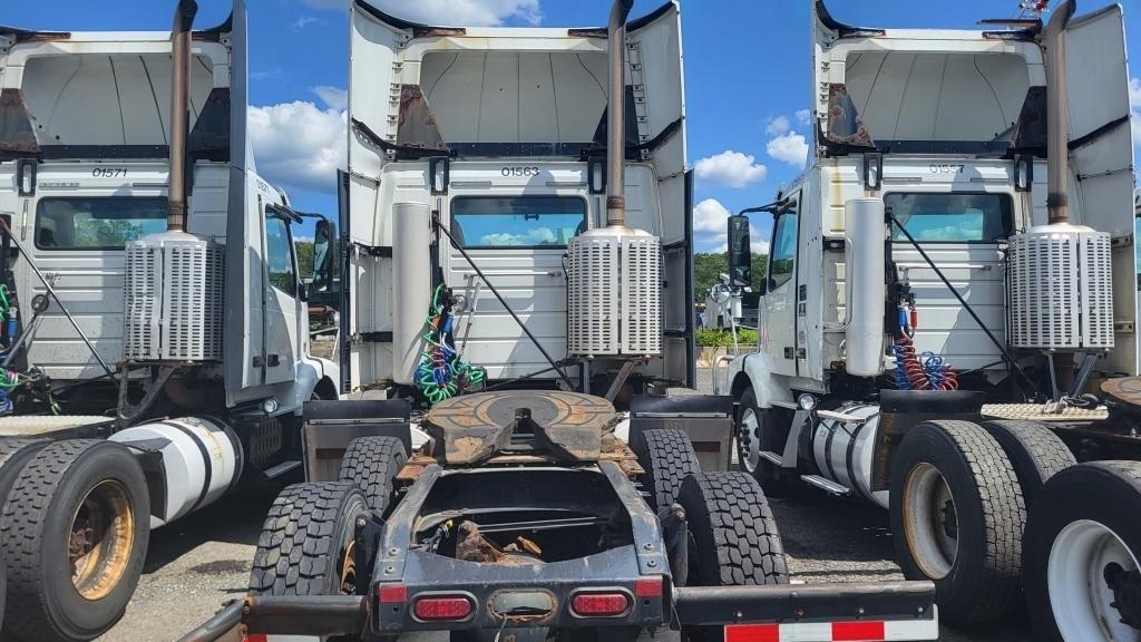 2015 Volvo Vnm Road Tractor