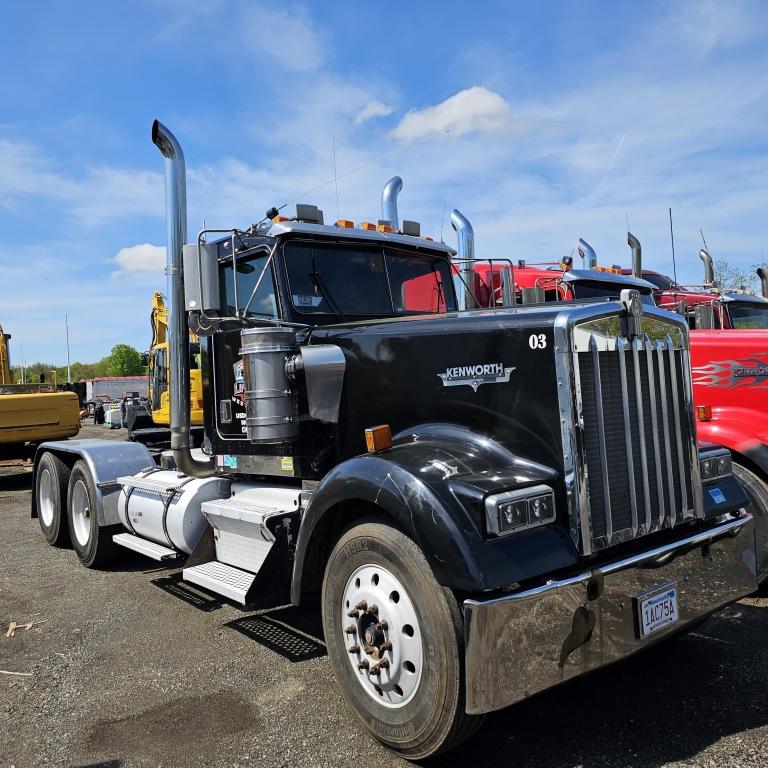 2000 Kenworth W900 sleeper Tractor