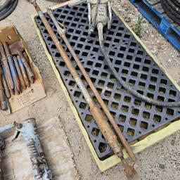 (2) Air blower pipe and chisel