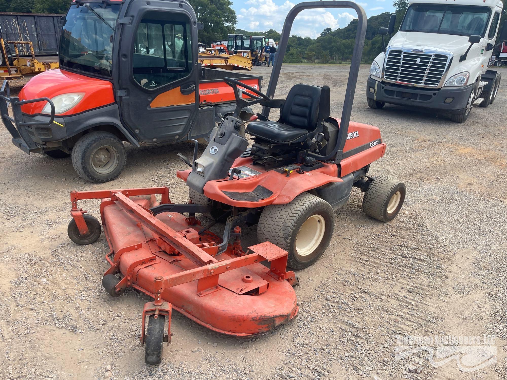 KUBOTA F2560 DECK MOWER