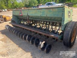 JOHN DEERE 8300 PLANTER
