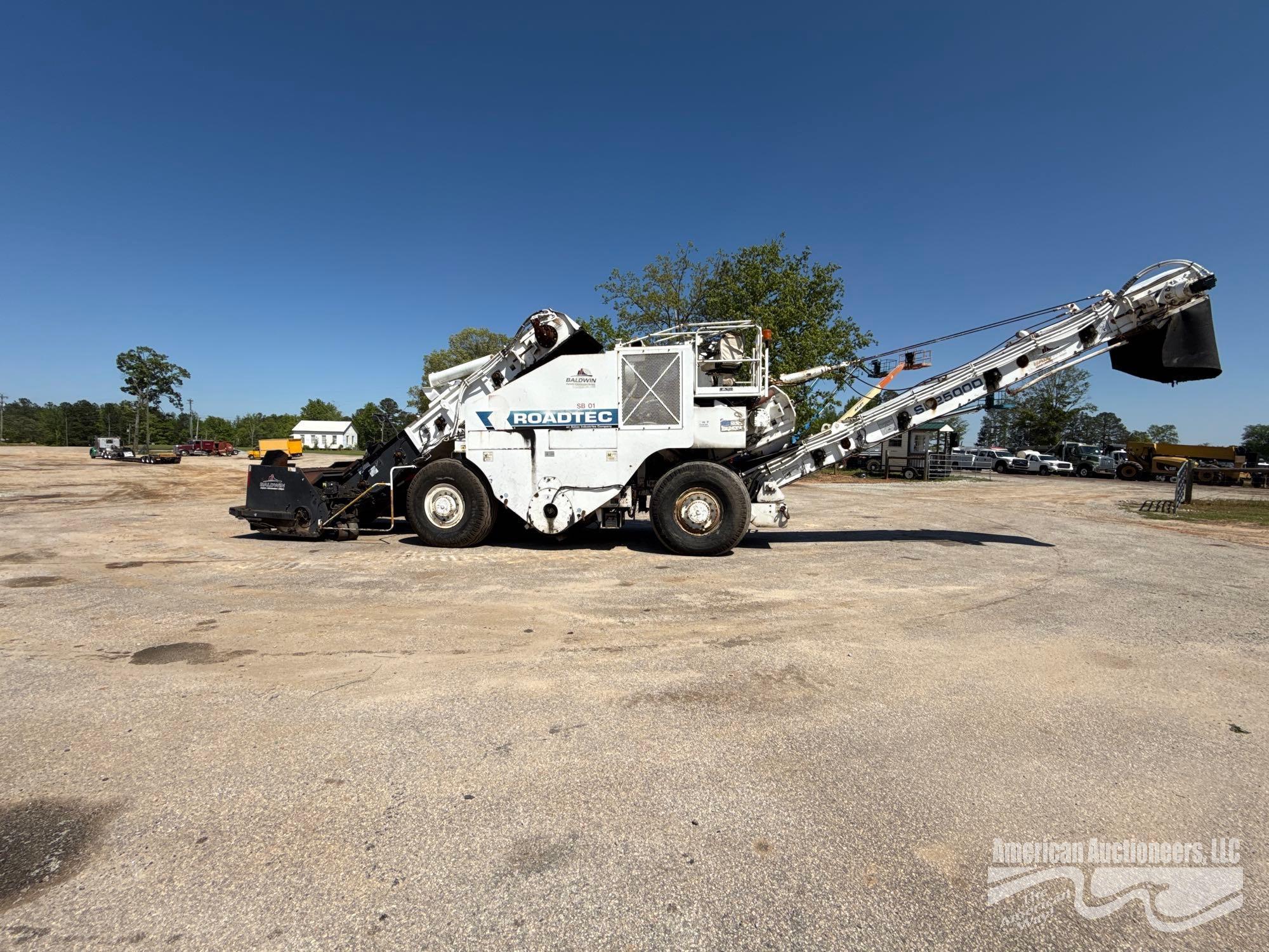 ROADTEC SB2500D WHEEL MATERIAL TRANSFER VEHICLE, SHUTTLE BUGGY