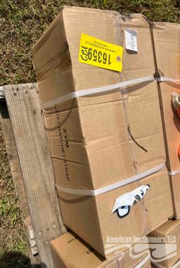 BOX OF 32 PCS 2''X27FT-5T RATCHET STARPS AND 10 PCS OF 1 1/2''X27FT-3T RATCHET STRAPS