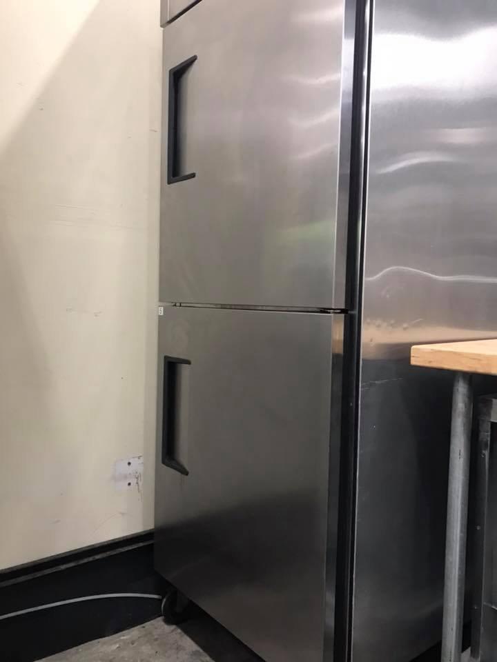 TRUE 2 DOOR COMBO UNIT FREEZER AND REFRIGERATOR