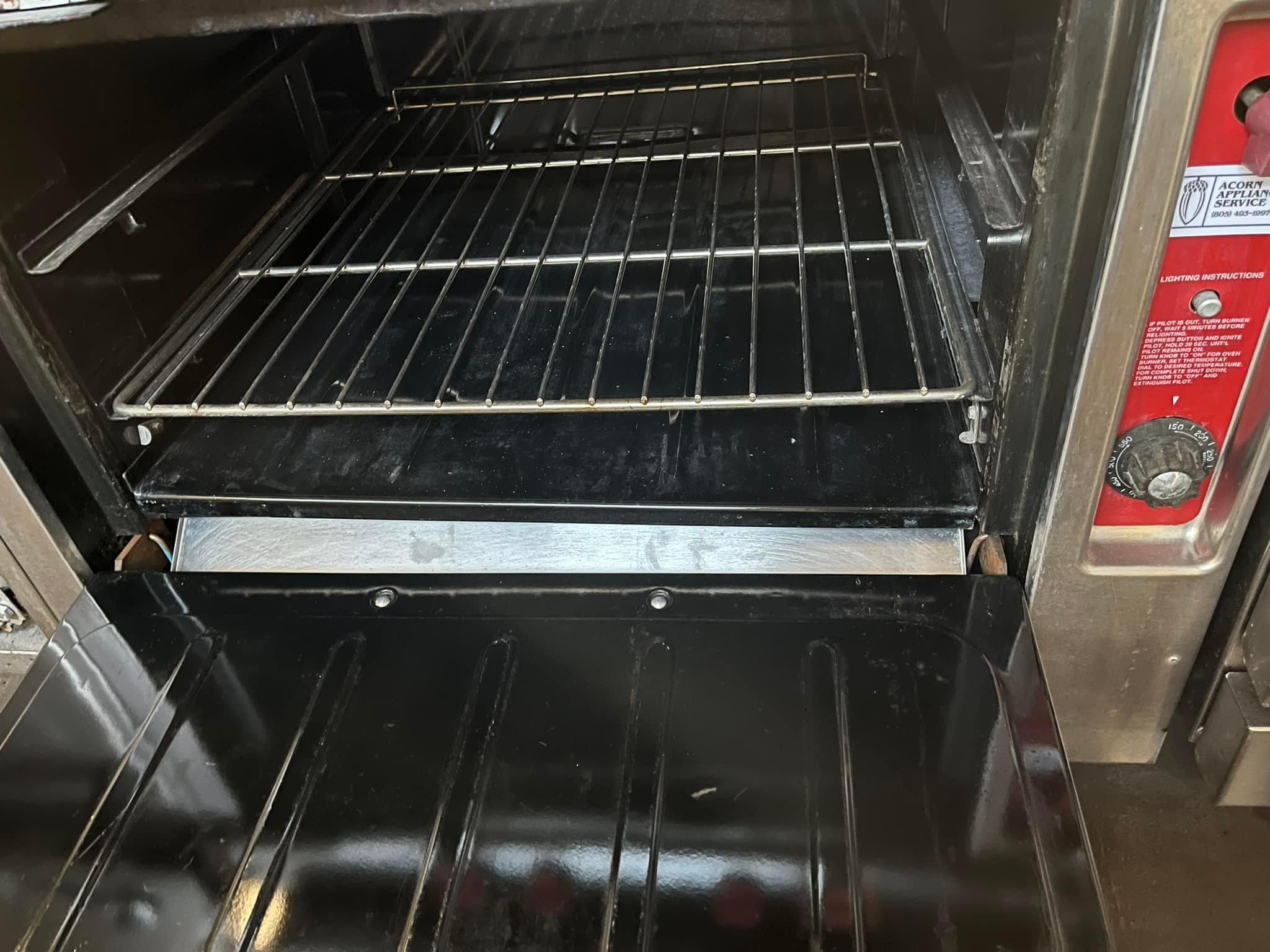Vulcan 4 Burner Gas Range w/Oven below & ALL S.S Closed Overshelf