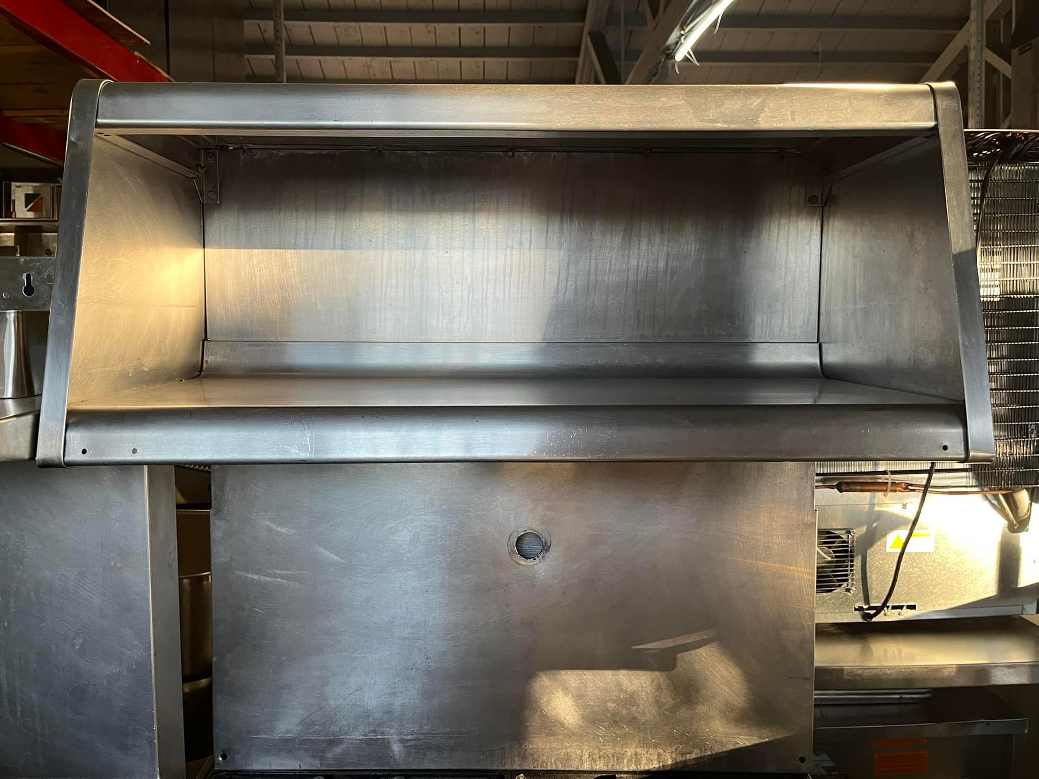 Vulcan 4 Burner Gas Range w/Oven below & ALL S.S Closed Overshelf