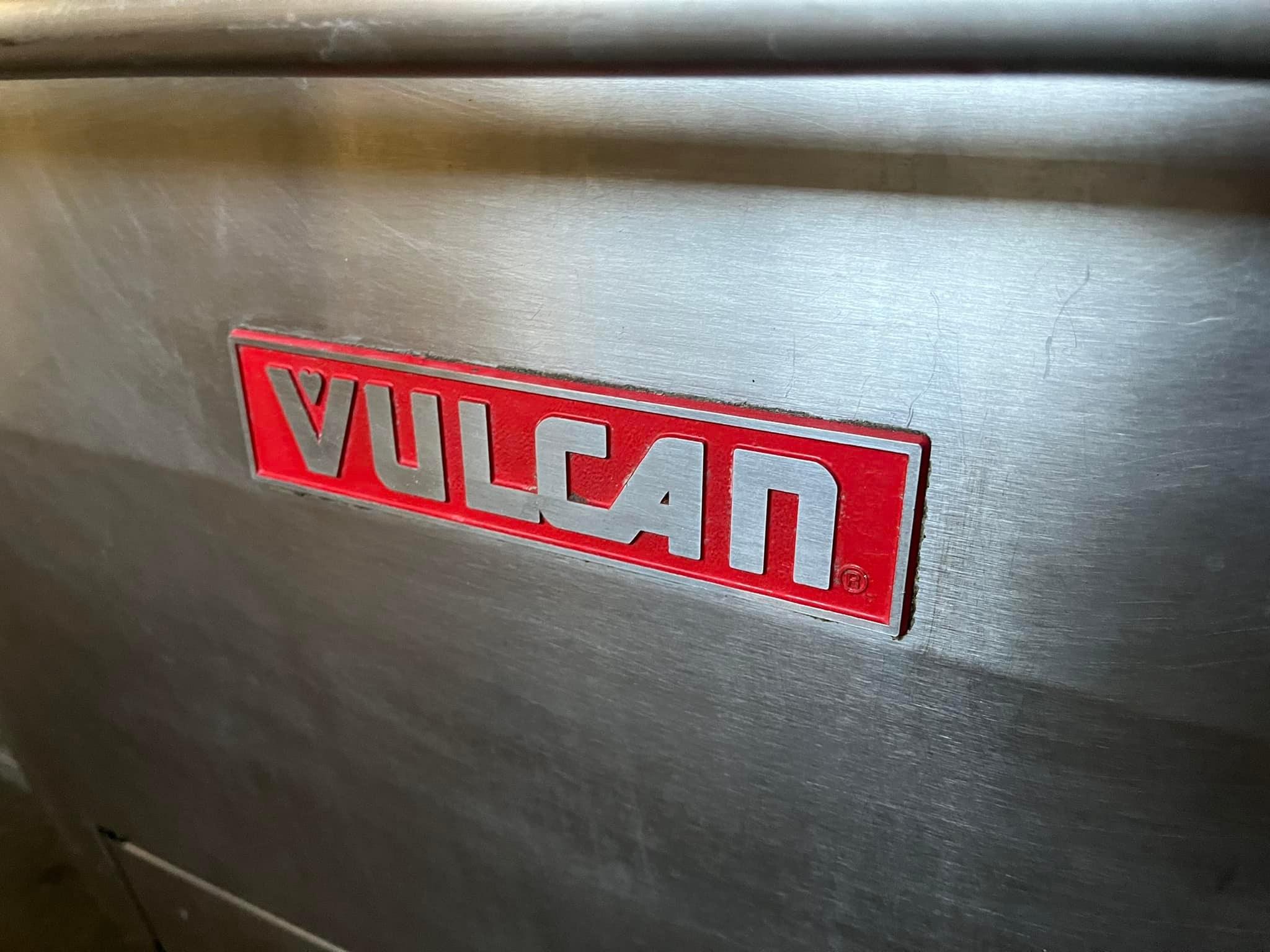 Vulcan 4 Burner Gas Range w/Oven below & ALL S.S Closed Overshelf