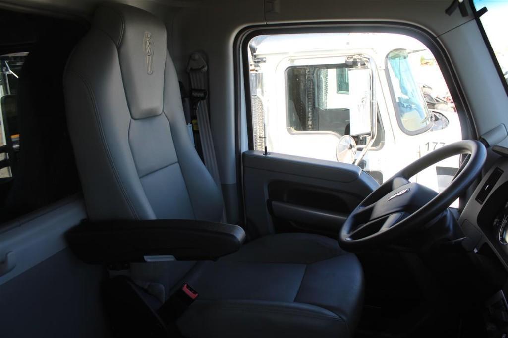 2021 KENWORTH T880