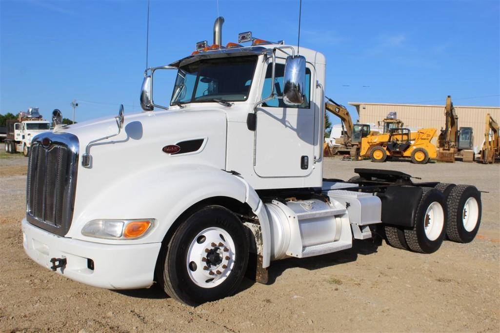 2011 PETERBILT 386 DAY CAB