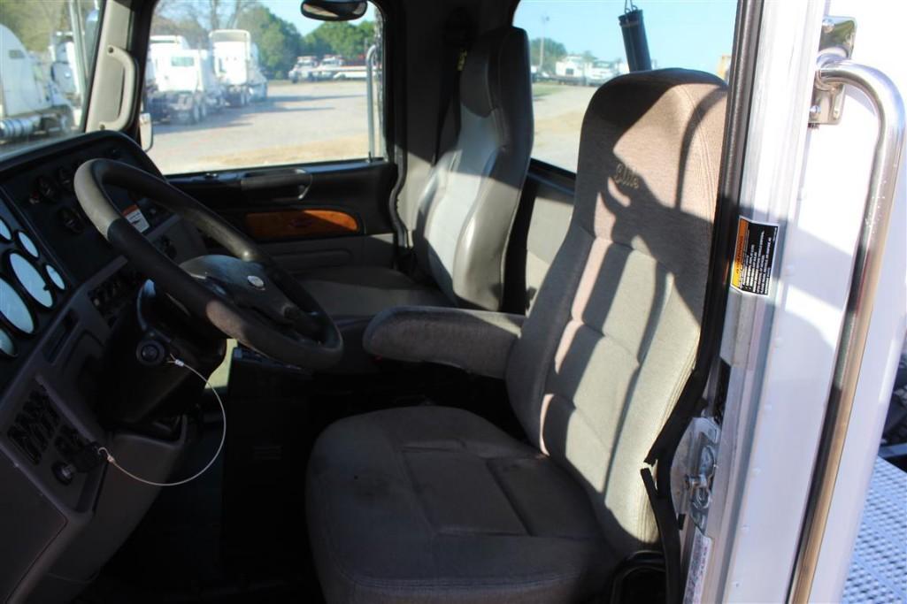 2011 PETERBILT 386 DAY CAB
