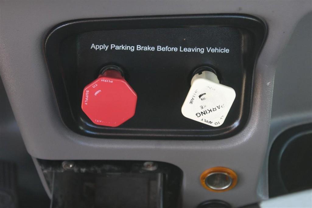 2011 PETERBILT 386 DAY CAB