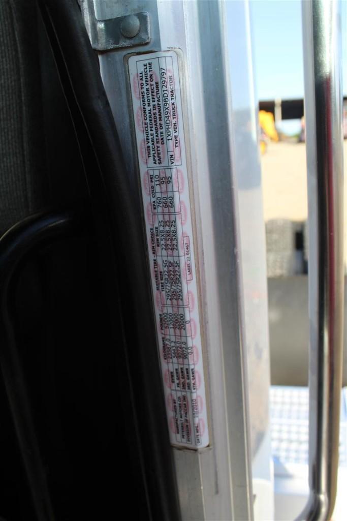 2011 PETERBILT 386 DAY CAB