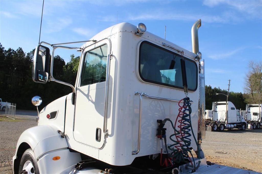 2011 PETERBILT 386 DAY CAB