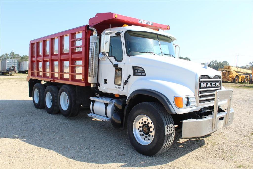 2004 MACK CV713