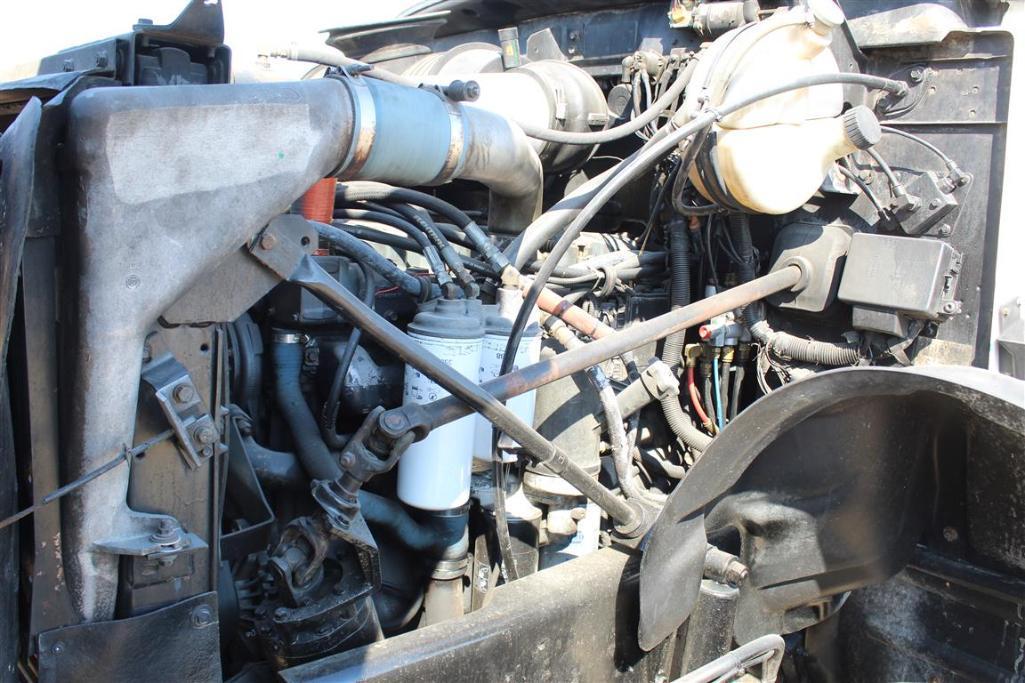 2004 MACK CV713